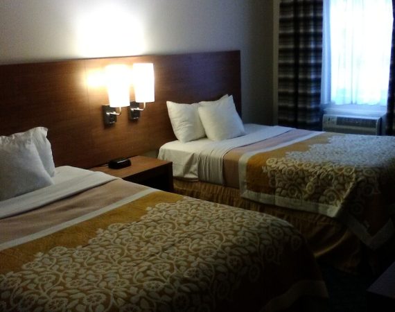 2 Queen Beds Room